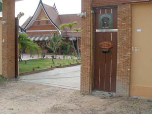 Villa a vendre : Grande propriété de 2500 m2 avec maisons, piscine, etang, jardin tropical protégé par un mur d enceinte a East Pattaya