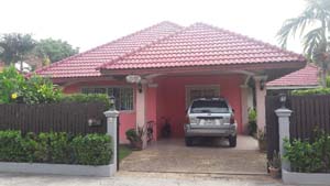 Maison a vendre : Belle maison familliale avec 3 chambres à coucher à l Est de Pattaya avec un beau jardin et térasses a 