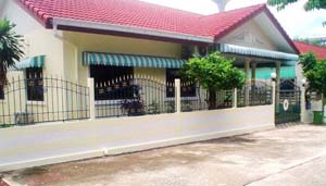 Location maison : Maison avec 2 chambres à coucher a louer a Chokchai , à l'est de Pattaya (Soi khao Noi) a 